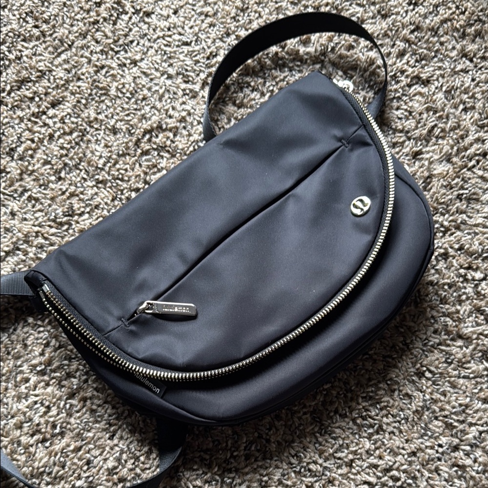 EUC lululemon all night festival bag 5L black and gold
